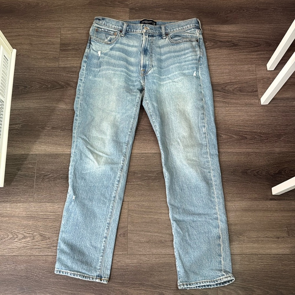 Men’s A&F Vintage Stretch Straight Jeans. Light blue, 34x32. Great condition